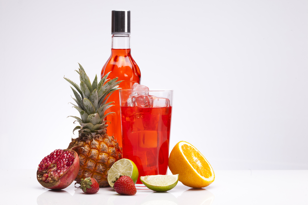 異國情調的酒精飲料 水果與白色背景的孤島敘事